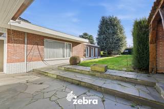 Deze ruime woning met drie slaapkamers, een grote tuin en tal van mogelijkheden voor thuiswerk of het ontvangen van cliënten is gelegen op een toplocatie in het centrum van Tielt.<br /><br />Bij het betreden van de woning komt u in de inkomhal met trap naar de eerste verdieping, die tevens toegang biedt tot de ruime woonkamer, keuken en toilet. De lichtrijke leefruimte geniet van een mooi zicht op de tuin.<br /><br />Op het gelijkvloers bevindt zich bovendien een afzonderlijk deel van de woning dat momenteel kan worden ingericht als bureau met extra polyvalente ruimtes. Dankzij de aparte ingang, de volwaardige oprit en de gratis parkeermogelijkheden in de straat is dit gedeelte bijzonder geschikt voor een vrij beroep of andere professionele activiteiten.<br /><br />Daarnaast zijn er reeds plannen opgemaakt om dit deel van de woning te integreren in de leefruimte, met de mogelijkheid om een nieuwe, ruime keuken en een slaapkamer op het gelijkvloers te creëren. (zie foto's)<br /><br />Op de eerste verdieping vindt u drie volwaardige slaapkamers, een badkamer met toilet. Verder beschikt de woning nog over een ruime zolder, die extra opslag- of uitbreidingsmogelijkheden biedt.<br />Buiten kunt u volop genieten van een grote, groene tuin met weinig inkijk.<br /><br />De woning is momenteel verhuurd. <br /><br />Bestuursmaatregelen in het maatregelenregister: nee<br /><br /><strong>Ook wild geworden van deze thuis?<br />Twijfel niet langer en leg vandaag nog uw bezoek vast!</strong>