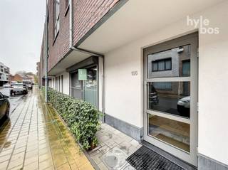 <p><span>Centraal gelegen gelijkvloers appartement met terras en stadstuin. Dit instapklare, lichtrijke appartement verwelkomt u in een inkomhal met gastentoilet. De leefruimte sluit aan op een open, volledig ingerichte keuken met keramische kookplaat, dampkap, oven, microgolfoven, koelkast en vaatwasser. Verder zijn er een berging met aansluiting voor een wasmachine en een badkamer met douche en dubbele lavabo. De ruime slaapkamer geeft toegang tot een tweede kamer, die u kunt gebruiken als kinderkamer, bureau of dressing. Buiten geniet u van een terras en een aangename stadstuin. Een ruime ondergrondse autostaanplaats met aansluitende individuele kelderberging is inbegrepen in de huurprijs. Plan uw bezoek!</span></p>