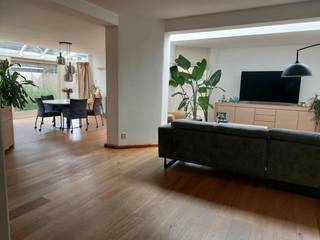 <p>Deze instapklare gezinswoning op een perceel van 598 m² combineert comfort, ruimte en gezelligheid met een prachtig aangelegde, omheinde tuin. Bij het binnenkomen verwelkomt de inkomhal u met een gastentoilet, vestiaire en vaste trap naar de eerste verdieping.<br />De inkomhal brengt u tevens tot aan de sfeervolle woonkamer. Deze is ingericht met twee gezellige zithoeken en een eetgedeelte waarbij via de grote raampartijen de tuin betrokken wordt. Dankzij de vele lichtinval is dit een heerlijke, veelzijdige ruimte die naar wens kan worden ingericht als leefruimte, thuiswerkplek, speelkamer of hobby ruimte. De keuken is uitgerust met een keramisch kookplaat, oven, vaatwasser, dampkap en natuurstenen werkblad. Vanuit de keuken hebt u zicht op de tuin en de woonkamer. Grenzend aan de keuken bevindt zich de dubbele garage. Op het gelijkvloers bevindt zich ook berging/ wasruimte met aansluiting voor wasmachine en droger. De berging/ wasruimte is gerenoveerd in 2023.</p><p>Op de eerste verdieping bevinden zich drie ruime slaapkamers en een badkamer welke via de overloop te bereiken zijn. De badkamer is ingericht met een bad, douche, dubbele lavabo en toilet. Vanuit de overloop heeft u via een vaste trap toegang tot de tweede verdieping. Daar bevinden zich drie slaapkamers.</p><p>De volledig omheinde tuin is in 2024 opnieuw aangelegd. Deze is perfect geschikt om heerlijke avonden in te beleven. Er bevindt zich onder andere een terras, grote vijver, mooie beplanting en een praktisch tuinhuis. Vanuit de tuin is er een directe toegang tot de voorzijde van de woning waar 2 grote opritten gelegen zijn.</p><p>Bent u opzoek naar een instapklare woning met vijf slaapkamers, gunstig EPC, een heerlijke tuin op een rustige locatie? Neem dan snel contact op via of bel naar 0031611724022.</p>