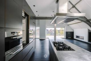 GENT/LEDEBERG - Uniek industrieel loftappartement te koop in een karaktervol voormalig fabrieksgebouw, voorzien van een royaal terras Gelegen in de...