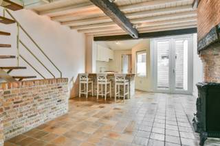 In de sfeervolle Rolweg, midden in het historische centrum van Brugge, bevindt zich deze gezellige en karaktervolle rijwoning met een bewoonbare oppervlakte van 50 m². Dankzij de uitzonderlijke ligging geniet u hier van alles wat Brugge te bieden heeft: charmante winkelstraatjes, gezellige cafés, restaurants en culturele bezienswaardigheden op wandelafstand.<br />Op het gelijkvloers bevindt zich een karaktervolle leefruimte met open ingerichte keuken en toegang tot het gezellig stadsterras. De badkamer is uitgerust met instapdouche, hangtoilet en lavabo met marmeren tablet.<br />De verdieping omvat een ruime slaapkamer met laminaatvloer, Velux met zonnewering en ingemaakte kast. <br />De woning is voorzien van houten schrijnwerk met HR-beglazing, een geïsoleerd dak (12 cm) en een gaskachel.<br />Met een EPC-label D (352 kWh/m²jaar) en geen renovatieverplichting, biedt deze woning een zorgeloze instapmogelijkheid. Dankzij haar compacte indeling, charmante uitstraling en topligging is dit de ideale stek voor wie een sfeervol vakantieverblijf of pied-à-terre zoekt in het hart van Brugge. (Gvg, Gmo, Wche, Gvkr, Gvv) Ref. OU28172<br /><br />Troeven:<br />- Authentieke ligging in het historische centrum<br />- Gezellig stadsterras<br />- Instapklaar en verzorgd<br />- Geen renovatieverplichting<br />- Perfect als vakantieverblijf of investering<br /><br />Neem voorsprong met een vrijblijvende en gratis schatting van uw eigendom via: http://www.residentievastgoed.be/gratisonlineschatten