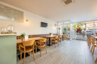 Handelsgelijkvloers met inpandige garage gelegen aan de Heuvelstraat 80 in het centrum van Boechout met een oppervlakte van ca. 182 m². Het pand...