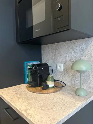 <span><strong>**Vraag uw brochure op/bezoek aan!**</strong></span><br /><br /><span>Residentie The Hills is een opbrengstpand dat voor zowel studerende jongeren in de Leuvense stadskern als in Heverlee en Brussel een goede locatie biedt. Je bent op wandel/ fiets afstand van de Leuvense Stadskern, het Sportkot, de KULeuven campussen in de binnen en buitenstad alsook het station van Leuven en Heverlee. Deze residentie is gelegen op de </span><strong>Naamsesteenweg</strong><span>. Niet alleen zijn strategische ligging is een troef maar ook de residentie zelf zal puur genieten zijn. Via de Hertogstraat bent u op enkele minuten op de </span><strong>Arenberg faculteiten</strong><span> als op de </span><strong>UCLL-campussen</strong><span>.</span><br /><br /><span>Deze residentie is een </span><strong>vernieuwbouwproject</strong><span>. De renovatie werd uitgevoerd met oog voor detail, kwaliteitsvolle materiaalkeuze en afwerking. Daarnaast voldoet het gebouw aan de strenge energiezuinigheidsnorm van 2025. Deze knusse residentie bestaat uit </span><strong>5 kamers eigen sanitair en 1 studio met privé tuin</strong><span>. Bijkomend heeft dit pand een gemeenschappelijke keuken. Kortom, deze residentie heeft het allemaal.</span><br /><br /><span><strong>Interesse? Vraag je brochure op en plan uw bezoek in met onze Expert Investeringsvastgoed: jack@connect-immo.be of 0495 53 46 49</strong></span><br /><br /><span>EPB startverklaring</span><br /><span>wche, gdv, gvkr, gvv</span>