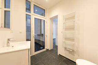 <p><span> </span></p><p><span>Een kantoorruimte waar je geen omkijken naar hebt, dat is een prima investering, en al helemaal wanneer die zich op het Antwerpse Zuid bevindt! De uitstekende locatie qua mobiliteit en nabijheid van het vlinderpaleis biedt veel opportuniteiten.</span></p><p><span> </span></p><p><span>In een kleinschalig, verzorgd gebouw met een strakke witte gevel, in de Brusselstraat 69, vind je hier op het gelijkvloers dit instapklare kantoor. Je komt er binnen in de gemeenschappelijke inkomhal, die een lichtgrijze tegelvloer heeft en een originele houten trap achteraan. Meteen rechts stap je de kantoorruimte binnen, waar de elegante, donkerblauwe tegelvloer opvalt, net als het licht dat hier mooi binnenstroomt, en het zicht op het vlinderpaleis en een natuurpark. Meteen bij het binnenkomen links heb je een aparte nis waar je je jassen in kwijt kunt en die je makkelijk kunt afsluiten met een mooi gordijn, bijvoorbeeld. Maar evengoed gebruik je deze ruime als opslagplaats, al heb je ook nog een droge kelderberging van 5 m²!</span></p><p><span> </span></p><p><span>Mede dankzij de hoge plafonds heb je hier een kantoorruimte met een ruimtelijk gevoel. Achteraan heb je nog een aparte ruimte met een hangtoilet, lavabo, spiegel en handdoekendroger, en ook de condensatieketel zit hier weggewerkt.</span></p><p><span>Van hieruit heb je toegang tot het kleine Oost - gerichte koertje van een kleine 3 m², waar je een stoel en een grote plant kunt neerzetten, bijvoorbeeld.</span></p><p><span> </span></p><p><span>Tegenover het vlinderpaleis, vlakbij de Leien en de Troonplaats</span></p><p><span>Je zit hier enorm centraal op het Zuid, met het Vlinderpaleis als overbuur. De Leien zijn vlakbij, net als de oprit van de autostrade en de Singel. Op de Troonplaats en de straten rondom heb je heel wat horeca en buurtwinkels, en campus Zuid van de KdG-hogeschool ligt hier gewoon om de hoek. Qua openbaar vervoer heb je maar uit te kiezen: velo-station, bus, of tram?</span></p><p><span> </span></p><p><span> </span></p>