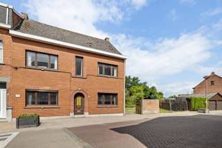 Bent u op zoek naar een woning met ruimte, een grote tuin én heel wat potentieel? Dan is deze eigendom in de Meirstraat 43 zeker een bezoek waard!<br /><br />Deze gezinswoning biedt maar liefst 4 slaapkamers, een zeer ruime tuin en veel stockageruimte, waaronder een inpandige garage, een aparte garagebox en een grote berging.<br /><br />Op het gelijkvloers vindt u een woonkamer, keuken, badkamer, een bureau, een praktische berging en de inpandige garage. De eerste verdieping telt 4 slaapkamers. Via een vaste trap bereikt u de zolderverdieping, die nog kan worden afgewerkt tot extra kamers – perfect voor grotere gezinnen of wie op zoek is naar extra hobby- of werkruimte.<br /><br />•EPC label F – renovatieplicht<br />•Elektrische keuring: niet conform<br /><br />Zin om deze ruime woning met potentieel te ontdekken? Bel ons op 052 46 38 03 of mail naar info@uw-huis.be en maak een afspraak voor een bezichtiging!