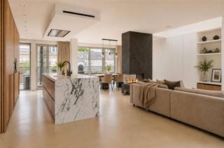 <p><span>Exclusief duplex penthouse met uitzonderlijke terrassen naast het Vinkenhofpark </span></p><p><span> </span></p><p><span>Aan de gegeerde Van Schoonbekestraat, grenzend aan het groene Vinkenhofpark, bevindt zich dit uitzonderlijk duplex penthouse van ca. 215 m² met maar liefst 70 m² aan terrassen. Een zeldzame combinatie van architecturale rust, hoogwaardige materialen en luxueuze woonbeleving in het hart van Antwerpen. Dankzij de centrale ligging bevinden winkels, restaurants, scholen, openbaar vervoer en belangrijke invalswegen zich op een wandelafstand.</span></p><p><span> </span></p><p><span>INDELING</span></p><p><span>Het appartement, gebouwd in 2012 en verfijnd gerenoveerd in 2021, werd afgewerkt met een bijzonder oog voor detail en esthetiek. Warme notelaarfineer, elegante gietvloeren, natuursteen en maatwerk lopen als een rode draad doorheen het volledige interieur.</span></p><p><span> </span></p><p><span>De bovenste verdieping baadt in het licht en biedt een indrukwekkende open leefruimte met panoramische raampartijen en directe toegang tot de zonnige terrassen met groen zicht. De hypergeïnstalleerde leefkeuken vormt zonder twijfel het absolute middelpunt van de woning: een op maat ontworpen architecturale keuken in notelaarfineer met een imposant eiland in verzoete Breccia-marmer, volledig uitgerust met hoogwaardige AEG-toestellen.</span></p><p><span> </span></p><p><span>De open penthouse-indeling creëert een unieke flow tussen de stijlvolle zithoek, eetruimte en elegante barzone. De minimalistische gietvloer, verborgen maatkasten, veiligheidsdeur en uitgepuurde afwerking versterken het exclusief karakter van deze verdieping.</span></p><p><span> </span></p><p><span>Het lager gelegen nacht gedeelte omvat een luxueuze master bedroom met aparte dressing en een exclusieve badkamer voorzien van ligbad, royale inloopdouche en dubbel lavabomeubel. Daarnaast beschikt het appartement over een tweede slaapkamer met ensuite douchekamer en een extra kamer die perfect kan functioneren als kinderkamer, bureau of polyvalente ruimte. Tevens is er nog een aparte bergplaats met aansluitingen voor het wasmachine en droogmachine.</span></p><p><span> </span></p><p><span>Verder beschikt het appartement over een kelderberging, overdekte fietsenberging en twee ruime auto staanplaatsen verplicht bij aan te kopen voor 85.000€.</span></p><p><span> </span></p><p><span>Als bewoner geniet u bovendien van exclusieve toegang tot de gemeenschappelijke wellnessfaciliteiten waaronder een overdekt zwembad, sauna en fitnessruimte.</span></p><p><span> </span></p><p><span>BIJZONDERHEDEN</span></p><p><span>- Exclusief duplex penthouse</span></p><p><span>- Hoogwaardige renovatie 2021</span></p><p><span>- EPC B</span></p><p><span>- Elektriciteit conform</span></p><p><span>- Ca. 70 m² terrassen </span></p><p><span>- Vloerverwarming / airconditioning aanwezig</span></p><p><span>- Toegang tot gemeenschappelijk overdekt zwembad</span></p><p><span>- Sauna en fitnessruimte aanwezig</span></p><p><span>- Open zicht op Vinkenhofpark</span></p><p><span> </span></p>