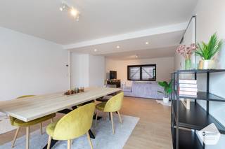Dit BIJZONDER RUIM appartement (146m2) gelegen op de eerste verdieping situeert zich op wandelafstand van het commerciële centrum van Oostkamp...