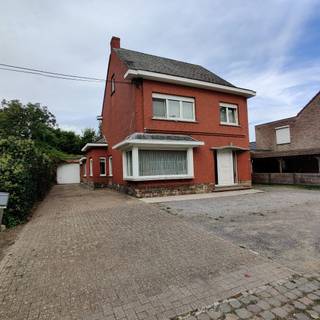 Deze goed gelegen ruime, zonnige woning, op een boogscheut van het centrum en de nieuwe rondweg, heeft veel potentieel mede vanwege een aanpalende vergunde schrijnwerkerij. Het gelijkvloers heeft naast een ruime woonkamer, keuken en bijkeuken ook een veranda en zeer grote berging. De eerste verdieping met 3 slaapkamers en een badkamer heeft ook een vaste trap naar de zolder waar makkelijk nog 2 kamers kunnen gecreëerd worden. De aanpalende schrijnwerkerij van 150 vierkante meter kan ook als loods, opslagplaats of atelier dienen voor vaklui dankzij de twee toegangspoorten en een brede oprit. Voor een binnentuin is zelfs ruimte mits afbraak van veranda, koer en berging. Via een vrijblijvende bezichtiging verduidelijken we alle mogelijke opties met plezier!