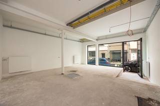 <p><span> </span></p><p><span>Ruim handels gelijkvloers van ca 81m² in opkomende buurt, ruime kelder van ca 52m², aparte wc en douche</span></p><p><span>Op zoek naar een plek voor je nieuwe zaak; kantoor, praktijk of atelier? In dit ruime handels gelijkvloers aan de Lange Slachterijstraat heb je een mooie oppervlakte van ca. 81m² én de vrijheid om alles naar eigen smaak en noden in te richten. Met z'n casco-afwerking bepaal jij het concept, de look én de indeling. Inclusief aparte douche, wc en een extra kelderverdieping met diverse mogelijkheden.</span></p><p><span> </span></p><p><span>Vrijheid, ruimte &amp; bereikbaarheid</span></p><p><span>Dit gelijkvloers is ideaal voor wie een project op maat zoekt, op een locatie die toekomstpotentieel uitstraalt. De Lange Slachterijstraat ligt in een wijk in volle ontwikkeling, vlakbij Park Spoor Noord en met een vlotte verbinding richting centrum, Ring en invalswegen in elke windrichting. Om de hoek vind je alle grote supermarkten en horeca die je maar wenst.</span></p><p><span> </span></p><p><span>Slachthuissite</span></p><p><span>Denk: </span><span>pleinen en parken die verbonden worden met elkaar maar ook met de ruimere omgeving en de buurt een groen en publiek karakter geven.</span><span> <span>https://www.antwerpenmorgen.be/nl/projecten/slachthuissite-noordschippersdok-lobroekdok/over</span></span></p><p><span> </span></p><p><span>Maatregelenregister: in aanvraag</span></p><p><span> </span></p><p><span> </span></p><p><span> </span></p><p><span> </span></p>