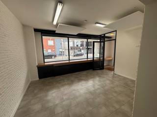 In het hart van Deerlijk bieden wij een instapklare kantoor- of handelsruimte van ca. 70 m² te huur aan. Dankzij de centrale ligging en de mooie visibiliteit is dit pand uitermate geschikt voor een kantoorfunctie, winkel of vrij beroep.<br /><br />Troeven:<br />- Oppervlakte van ca. 70 m²<br />- Grote raampartijen met veel lichtinval en zichtbaarheid<br />- 2 privatieve parkeerplaatsen inbegrepen<br />- Centrale, goed bereikbare ligging<br /><br />Een ideaal pand voor ondernemers die op zoek zijn naar een zichtbare locatie met praktisch comfort in het centrum van Deerlijk.<br /><br />Bent u op zoek naar bedrijfsvastgoed bestaande uit een kantoor of handelspand in Deerlijk? Aarzel dan niet om ons te contacteren op het nummer 056 21 11 11.