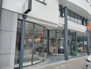 RUIME HANDELSRUIMTE MET UITSTEKENDE ZICHTBAARHEID TE HERENTALSBent u op zoek naar een veelzijdige commerciële ruimte op een toplocatie? Deze ruime...