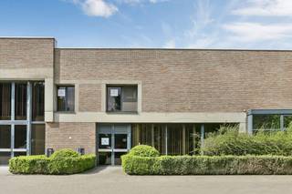 Mooi kantoor op gelijkvloers met 2 afzonderlijke bureau-ruimten.<br />Gemeenschappelijk sanitaire voorzieningen met andere kantoren.<br />Ruime parkeermogelijkheden aanwezig bij het gebouw.<br />Voor meer informatie over de verschillende mogelijkheden,gelieve contact op te nemen met Stef Proost immobiliën op 014/59.10.20