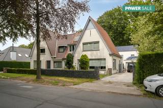 De eigendom wordt aangeboden via de Power-sale formule. Van 27/01/2026 tot 27/02/2026 kan u de woning op afspraak komen bezichtigen en een bod uitbrengen. De vermelde prijs is een instelprijs. Dit huis in Assebroek biedt de ideale combinatie van comfortabel wonen en veelzijdige werk- of hobbyruimte. De kantoorruimte, slim afgescheiden van het woongedeelte, zorgt voor maximale privacy en concentratie. Daarnaast beschikt het pand over een ruime opslagplaats, voorraadbeheer of het stallen van materiaal. Het woongedeelte zelf straalt licht en warmte uit, met een gezellige leefruimte, 3 slaapkamers en een volledig uitgeruste keuken.Boven de loods vindt u een te renoveren appartement dat u volledig naar wens kunt inrichten als extra werkplek, studio of creatieve ruimte. Met zonnepanelen, zonneboiler, laadpalen en een EPC-score B is deze woning niet alleen functioneel, maar ook energiezuinig en klaar voor de toekomst. Gelegen in een rustige, groene omgeving, vlakbij Ryckeveldebos en de Gemene Weidebeek, geniet u hier van een perfecte mix van rust en bereikbaarheid. Achteraan het perceel ligt een stuk grond onder pachtovereenkomst (€50/jaar)Met haar royale woonruimte, aparte kantoorruimte en opslagplaats, biedt deze eigendom tal van mogelijkheden. Ze leent zich uitstekend als kangoeroewoning, als praktische combinatie van wonen en werken, of als ruime opslaglocatie. Een flexibele eigendom die zich moeiteloos aanpast aan uw plannen voor de toekomst.