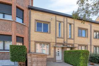 <p><span>KARAKTERVOLLE WONING MET 3 SLAAPKAMERS EN LEUKE WESTELIJK GEORIËNTEERDE TUIN.</span></p><p><span>Gelegen nabij het centrum van Willebroek. Scholen, winkels, openbaar vervoer, ... zijn bereikbaar binnen wandelafstand.</span></p><p><span>Dankzij de A12 en N16 geniet u tevens van een optimale bereikbaarheid.</span></p><p><span>De instapklare en energiezuinige woning onderscheidt zich door haar charmante voorgevel. </span></p><p><span>Bovendien werden in de loop der jaren ook heel wat renovatiewerken uitgevoerd. Het huis beschikt o.a. over een conforme elektrische installatie, recente condensatieketel, ventilatie D, ...</span></p><p><span> </span></p><p><span>Gelijkvloers: Inkomhal / prima uitgeruste keuken met inductiekookplaats, combi-oven, ... / lichtrijke, aangename leefruimte met eetplaats en salon, vloerbekleding in parket (36 m²).</span></p><p><span>1ste verd.: Nachthal / hedendaagse badkamer met inloopdouche en dubbele wastafel / ruime slaapkamer.</span></p><p><span>2de verd.: 2 slaapkamers.</span></p><p><span> </span></p><p><span>Leuke tuin met westelijke oriëntatie.</span></p><p><span> </span></p>