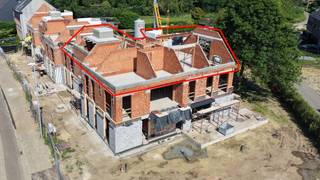 Schriek centrum <br />BEZOEK HET PENTHOUSE na afspraak  <br />De werken zijn in uitvoering - oplevering 4/2027 - REEDS 80% VERKOCHT.<br />6% BTW mogelijk voor eigen enige woonst of verhuur (onder voorwaarden).<br />Penthouse van 141m² met terras van 8m² (3,20m x 2,50m) op het zuid-westen in het stijlvolle nieuwbouwproject ‘Hof ter Hooghe’ op de 2de verdieping met lift.<br />Zeer energiezuinig BEN-appartement (Bijna Energie Neutral) met warmtepomp geothermisch met vloerverwarming + vloerkoeling (geothermisch = grondboringen met grondwarmte = de meest energiezuinige verwarming) + zonnepanelen.<br />Op een uniek zuid gericht perceel van 27 are met mooie aangelegde tuin met 16 nieuwe loofbomen.<br />Gunstig gelegen in het centrum van Schriek, nabij de grens met Keerbergen, op wandelafstand van winkels, diensten, scholen, ontspanning en openbaar vervoer.<br />Omvat: inkomhal, ruime living 50m² met open volledig ingerichte keuken, terras 3,20m x 2,50m op het zuid-westen, 2 bergingen, 2 bad-of douchekamers, 3 slaapkamers (15,8m² - 15,2m² - 10m²), 2 wc’s.<br />Het project is tevens voorzien van een ruime gemeenschappelijke fietsenberging op het gelijkvloers, ondergrondse garageboxen en autostaanplaatsen, privé kelders, en een vuilnisberging in bijgebouw in achtertuin.<br />Verkoop BTW-stelsel - aankopen aan 6% BTW mogelijk onder voorwaarden op constructiewaarde - grondwaarde 12% registratie.<br />Stedenbouw info: omgevingsvergunning uitgereikt bouwen 13 appartementen - woongebied - niet gelegen in verkaveling - geen voorkooprecht ruimtelijke ordening - geen rechterlijke herstelmaatregel of bestuurlijke maatregel opgelegd - niet overstromingsgevoelig.