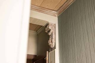 <p>Deze woning is ideaal gelegen vlakbij het station van Geraardsbergen en op de rand van het centrum. Dankzij deze centrale ligging bevinden supermarkten, scholen en andere voorzieningen zich op wandel- en fietsafstand. Een uitstekende locatie voor wie comfortabel en centraal wil wonen.</p>
<p>De woning is onderhevig aan een renovatieverplichting, maar biedt tal van mogelijkheden om ze volledig naar eigen smaak in te richten. Positief is dat de woning vrij is van asbest, reeds voorzien is van PVC-ramen met hoogrendement dubbel glas en dat er dakisolatie aanwezig is.</p>
<p>Bij het binnenkomen komt u in de inkomhal, die toegang geeft tot een bureauruimte en de trap naar de kelder. Verder bevindt zich de leefruimte, die in open verbinding staat met de keuken, wat zorgt voor een aangenaam en ruim gevoel.</p>
<p>Op het gelijkvloers vindt u daarnaast nog een bergruimte, een apart toilet en een inpandige veranda die uitkijkt op de tuin.</p>
<p>Buiten beschikt de woning over een gezellige stadstuin met terras.</p>
<p>Op de eerste verdieping bevindt zich één slaapkamer en een badkamer. Naast de badkamer is er de mogelijkheid om een extra slaapkamer te creëren.</p>
<p>Via een vaste trap bereikt u de zolderverdieping, waar nog twee bijkomende kamers kunnen worden ingericht.</p>
<p>Kortom, een woning met veel potentieel op een topligging.</p>
<p>Interesse? Een bezoek? Bel Jordi 0477/32.61.53</p>