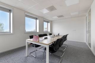 Kantoor van ca. 705 m² te huur in Ieper. Het kantoor is gelegen in de nabijheid van diverse invalswegen en de autosnelweg. Daarnaast beschikt het kantoor over voorliggende parkeerplaatsen. Bent u op zoek naar een kantoorruimte in Ieper? Aarzel dan zeker niet om ons te contacteren op het nummer 056 21 11 11.Dit betreft een terbeschikkingstelling van kantoren met diensten.