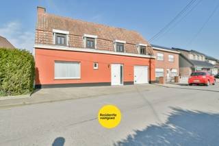 Welkom in deze gezellige gezinswoning, ideaal gelegen in de rustige en gegeerde buurt Don Bosco. Deze aangename omgeving staat bekend om haar rustige karakter en uitstekende bereikbaarheid. Winkels, scholen, openbaar vervoer en andere essentiële voorzieningen bevinden zich op korte afstand. Alle roerende goederen zijn inbegrepen in de aankoopprijs!<br /><br />Bij het betreden van de woning komt u terecht in een verzorgde inkomhal met gastentoilet. De lichtrijke leefruimte vormt het hart van de woning en biedt een warme sfeer voor gezellige familiemomenten. Aansluitend vindt u de volledig uitgeruste keuken, een fijne plek voor wie graag kookt en geniet van huiselijke gezelligheid.<br /><br />Op het gelijkvloers beschikt de woning bovendien over een praktische garage, ideaal voor het parkeren van uw wagen of als extra bergruimte.<br /><br />De eerste verdieping telt drie volwaardige slaapkamers en een moderne badkamer, uitgerust met een inloopdouche en lavabo. <br /><br />Buiten geniet u van een gezellig tuintje waar u in alle rust kan ontspannen en genieten van de namiddag- en avondzon.<br /><br />Warm geworden van deze woning?<br />Contacteer ons vandaag nog voor een bezoek of meer informatie.<br /><br />De vermelde prijs is een richtprijs. Elk bod, zowel hoger als lager dan deze prijs, wordt voorgelegd aan de eigenaar, die zich het recht voorbehoudt om dit te aanvaarden of te weigeren.<br /><br />Neem voorsprong met een vrijblijvende en gratis schatting van uw eigendom via:<br />www.residentievastgoed.be/gratisonlineschatten