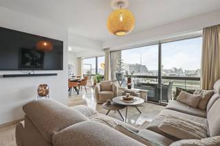 Zonnig woonappartement met indrukwekkende gevelbreedte, ruim terras en dit op een toplocatie aan de jachthaven van Blankenberge.Vanuit de ruime hal...