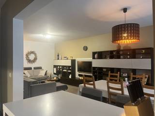 Surf naar www.abricasa.be en plan jouw verhuurafspraak in samen met onze digitale assistente Alice!Dit gezellige gelijkvloers appartement biedt...