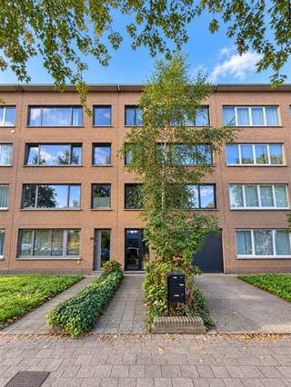 <p><span>Appartement prêt à emménager au premier étage, avec garage et place de stationnement, situé sur la Herentalsebaan à Borsbeek.</span></p><p><span> </span></p><p><span>Agencement : </span></p><ul><li><span>Hall d'entrée avec vestiaire et toilettes séparées</span></li><li><span>Grand salon lumineux avec de grandes baies vitrées</span></li><li><span>Cuisine séparée avec cuisinière à gaz </span></li><li><span>Débarras séparé avec branchements pour lave-linge et sèche-linge</span></li><li><span>Chambre 1 (12 m²) </span></li><li><span>Chambre 2 (12 m²)</span></li><li><span>Terrasse avec débarras (7 m²)</span></li><li><span>Salle de bains avec douche à l'italienne, sèche-serviettes et lavabo encastré</span></li></ul><p><span>  </span><span><br /> </span></p><p><span>Atouts</span></p><ul><li><span>Compteurs individuels pour l'eau, le gaz et l'électricité </span></li><li><span>Garage et place de parking inclus dans le loyer</span></li><li><span>Pas de charges communes </span></li><li><span>Disponible immédiatement </span></li></ul><p><span> </span></p><p><span>Cet appartement à louer à Borsbeek vous intéresse ? Vous recherchez un autre bien immobilier, un investissement ou vous souhaitez connaître la valeur de votre bien ? Alors vous êtes à la bonne adresse chez BOLT Immo ! Nous serons ravis de vous aider.</span></p><p><span> </span></p><p><span> </span></p>