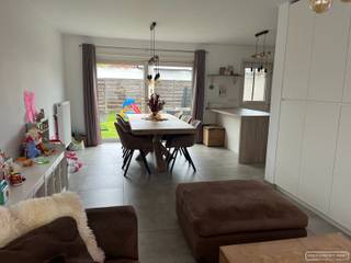 Stijlvolle woning te huur in Vichte, deelgemeente van AnzegemINDELING * Inkom * toilet * living met inbouwkasten en met open volledig ingerichte...