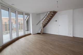 in optie !Dit duplex-appartement met een oppervlakte van 102 m² is gelegen in het centrum van Sint-Niklaas nabij het station. Het omvat een grote leefruimte en keuken die een mooi harmonieus en lichtrijk geheel vormen, één slaapkamer, badkamer met douche, apart toilet en praktische berging.Vanop het unieke, ronde terras geniet u een prachtig uitzicht.Het derde verdiep omvat een extra slaapkamer/bureau/...Bovendien is er een gemeenschappelijke fietsenberging beschikbaar.