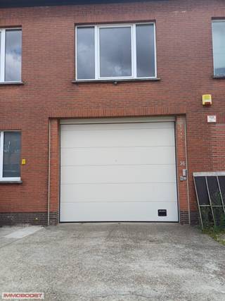 Antwerpen - Hoboken, nabij kaaien, professionele magazijn - unit van 100m², hoge sectionaalpoort, water, elektriciteit, voldoende parkeergelegenheid 100% veilig en droog, zeer centraal gelegen nabij centrum - Antwerpen en alle autostrades