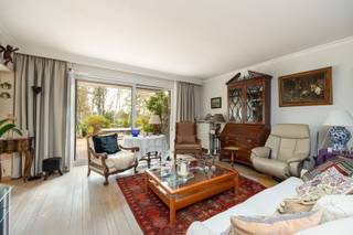 <p><span>Gelijkvloers drie-slaapkamer appartement met zicht op de Golf van Brasschaat</span></p><p><span> </span></p><p><span>Gelegen aan de Golf van Brasschaat, midden in het groen.</span></p><p><span>Nabij het centrum van Brasschaat met alle faciliteiten en openbaar vervoer voor de deur. </span></p><p><span> </span></p><p><span>+ Gunstig EPC: A!</span></p><p><span>+ Groen uitzicht achteraan</span></p><p><span>+ Autostaanplaats </span></p><p><span>+ Ruim appartement: 130 m²</span></p><p><span> </span></p><p><span>Binnenkomen in een ruime inkomhal met gastentoilet. Gezellige living en open keuken met alle toestellen aanwezig. Berging met plaats voor was- en droogmachine aansluitend. De grote raampartijen geven toegang tot het grote terras met uitzicht op de groene Golf. </span></p><p><span>Drie volwaardige slaapkamers waarvan één met en suite badkamer met douchebad, dubbele lavabo en toilet. Extra douchekamer aanwezig. </span></p><p><span>Kelderberging en autostaanplaats inbegrepen. </span></p><p><span>Tweede autostaanplaats mogelijk. </span></p><p><span> </span></p><p><span>Huurprijs: €1.80 per maand. </span></p><p><span>Maandelijkse kosten voor gemene delen en water: €235 per maand.</span></p><p><span>Nutsvoorzieningen (gas en elektriciteit) af te sluiten op eigen naam. </span></p><p><span> </span></p><p><span>Beschikbaar vanaf 1 oktober 2026 </span></p><p><span> </span></p><p><span>Interesse in dit appartement?</span></p><p><span>Gelieve de bezoekaanvraag in te vullen onderaan de advertentie op <span>https://www.sinjoor.be</span></span><span> en alle vragen te beantwoorden. </span></p><p><span>De dossierverantwoordelijke neemt nadien contact op met jou. </span></p><p><span> </span></p>