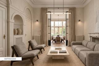 Bij het betreden van deze statige woning naar de hand van architect Jules Taeymans word je meteen verwelkomd in een indrukwekkende inkomhal die naadloos overgaat in een karaktervolle traphal. Op deze verdieping bevinden zich een recent vernieuwde keuken (Interieurstudio Hoskens), een sfeervol salon met hoge plafonds en verfijnde ornamenten, een ruime eetkamer en een lichtrijke tuinkamer die uitkijkt op de tuin.<br /><br />Daarnaast is er een polyvalente hobby- of kantoorruimte met apart sanitair en sauna, rechtstreeks toegankelijk via de inkomhal – ideaal voor ontspanning of professioneel gebruik. Aansluitend vind je de technische ruimte met o.a. de omvormer van de zonnepanelen en de centrale verwarming.<br /><br />Buiten geniet je van een zonnig terras, een gezellige stadstuin en rechtstreekse toegang tot de dubbele garage.<br /><br />Op de verdiepingen bevinden zich maar liefst 7 volwaardige slaapkamers met houten vloeren en 2 badkamers. Deze woning leent zich perfect voor grote gezinnen, co-housing, een combinatie van wonen en werken, of voor wie ruim en comfortabel in het hart van de stad wil wonen.<br /><br />Deze unieke herenwoning biedt uitzonderlijk veel mogelijkheden, zowel voor privébewoning als voor de inrichting van een kantoor of praktijkruimte.<br /><br />Buitengewone troeven:<br />* Tijdloze architectuur gecombineerd met hedendaags comfort, inclusief een dubbele garage met uitrit naar de Molenstraat – een absolute meerwaarde in deze buurt<br />* Energiezuinig dankzij zonnepanelen (2010), conforme elektrische keuring en quasi asbestvrij (enkel één radiatorknop in een slaapkamer)<br />* Centrale ligging nabij winkels, horeca en openbaar vervoer