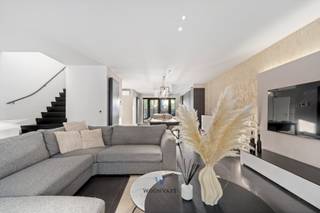 Op zoek naar ruimte, licht en comfort? Dit ruime duplexappartement combineert een praktische indeling met een hoogwaardige afwerking.Dankzij de...