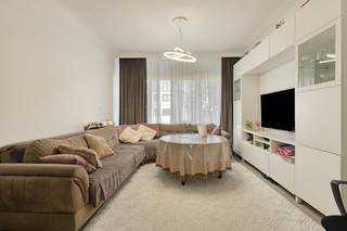 Verdieping 1 (bereikbaar met de trap):<br /><br />- inkomhal met ingebouwde kasten<br />- woon- en eetkamer<br />- aparte, gedeeltelijk uitgeruste keuken<br />- aansluitende wasruimte, voorheen terras en nu praktisch ingericht als extra binnenruimte voor was-/bergruimte<br />- slaapkamer 1<br />- slaapkamer 2 <br />- badkamer met bad, wastafel en toilet<br /><br />Extra:<br />- 2 privatieve kelderbergingen<br /><br />Bijzonderheden:<br />- ruim en lichtrijk appartement van 90 m² te koop in Wilrijk<br />- veiligheidsdeur aanwezig<br />- gunstig EPC-label B<br />- kleinschalig gebouw met syndicus<br />- individuele gas- en elektriciteitsmeters<br />- condensatieketel geplaatst in 2018<br />- momenteel verhuurd, interessant als investering<br /><br />Bent u geïnteresseerd in dit appartement te koop in Wilrijk? Aarzel dan niet om contact met ons op te nemen via janice.racaj@dewaele.com of op 03 206 76 73.<br />Wenst u uw eigendom ook te koop of te huur te stellen? We helpen u graag verder.<br />Steeds tot uw dienst om u verder te helpen met al uw vragen over vastgoed!<br /><br />Bestuursmaatregelen in het maatregelenregister: nee