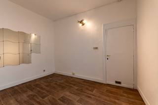 ENKEL VOOR STUDENTEN!<br /><br />Studentenkamer op top locatie!<br />In het midden van de studentenbuurt tussen de campussen van de UA en de Ossemarkt vinden we deze net gerenoveerde studentenstudio<br /><br />De kamer zelf is gelegen op de derde verdieping en beschikt over een eigen keuken.<br />De keuken zal nog worden afgewerkt en er wordt nog een koelkast geplaatst.<br />Verder heeft de kamer een eigen douche en toilet<br /><br />De maandelijkse lasten zijn 90 euro incl water, verwarming, elektriciteit, afvalverwerking en internet.<br /><br />EPC B<br /><br />ENKEL VOOR STUDENTEN!