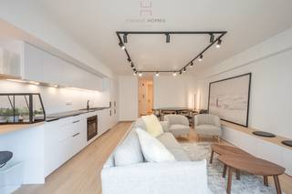 Bel appartement meublé dans une rampe de la digue proposant le confort idéal pour un pied à terre en famille à la mer.<br /><br />Très agréable et lumineux séjour avec coin repas, cuisine ouvertre entièrement équipée, hall d'entrée avec vestiaire et toilette ( armoire pour lave -linge). <br />A l'arrière, nous avons la chambre parental avec lit double, salle douche, chambre enfant avec coin douche.<br /><br />Cave privative au sous-sol.<br />Infos et visites au 050 760 760