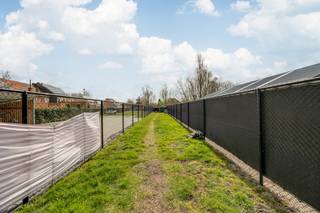 (EPC, grondplan en Asbestinventaris kan u terugvinden bij "Documenten" op de Wellimmo-site)<br />Algemene info<br /><br />Starterswoning met 3 slaapkamers (waarvan één zolderkamer ingericht als volwaardige kamer), gelegen op een perceel met een ruime zuid-gerichte tuin van ca. 225 m².<br />De woning beschikt over zonnepanelen wat zorgt voor een energiezuiniger verbruik en lagere kosten. <br /><br />Ligging<br /><br />Gelegen in het centrum van Vrasene, op wandelafstand van winkels, scholen en openbaar vervoer. Dankzij de centrale ligging geniet u van een vlotte bereikbaarheid richting Beveren en omliggende gemeenten, terwijl u toch rustig woont in een aangename woonomgeving.<br /><br />Indeling<br />Gelijkvloers<br />U betreedt de woning via de inkomhal die toegang geeft tot de leefruimte. De woning beschikt over een woonkamer en eetkamer in open verbinding, gevolgd door de keuken achteraan. Verder vindt u op het gelijkvloers een badkamer, apart toilet en een gang die toegang geeft tot de tuin.<br />Eerste verdieping<br />Op de eerste verdieping bevinden zich 2 volwaardige slaapkamers, een traphal en een extra toilet.<br />Tweede verdieping<br />Via een trapluik bereikt u de zolderverdieping, die werd ingericht als derde slaapkamer.<br /><br />Troeven<br />- Zuidgerichte tuin van ca. 225 m²<br />- Zonnepanelen aanwezig<br />- 3 slaapkamers (incl. ingerichte zolderkamer)<br />- Centrale ligging in Vrasene<br />- Ideale starterswoning met potentieel<br />- Praktische indeling met apart toilet op elk niveau<br />- Conforme elektriciteit<br /><br />Interesse? Contacteer ons via info@wellimmo.net of bel naar 03 225 00 68