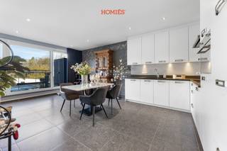 Graag stellen wij u dit duplex-appartement met 3 slaapkamers voor. De woonst bevindt zich op een uiterst centrale locatie, op wandelafstand van het dorpscentrum met diverse voorzieningen zoals restaurant In De Molen, Louis Delhaize, een bakker, een frituur en openbaar vervoer,…. Het appartement is gelegen op de bovenste verdieping en maakt deel uit van een recent (2016), kleinschalige en welonderhouden residentie. Het kenmerkt zich door een kwalitatieve en tijdloze afwerking, waarbij zowel comfort als energiezuinigheid centraal staan. Dankzij de raampartijen geniet de leefruimte van een ruimtelijk gevoel en een overvloed aan licht, met naadloze toegang tot het ruime terras, een absoluut pluspunt. De volledig uitgeruste keuken sluit harmonieus aan bij de leefruimte. Verder beschikt het appartement over 2 bergings, een grote kelderberging, een autostaanplaats, en een lift die uitkomt op het slaapverdiep - een bijzonder praktisch voordeel voor een duplex. Het slaapgedeelte omvat 3 ruime slaapkamers, een bureau, een moderne badkamer met zowel ligbad als inloopdouche , en een apart toilet. Dankzij de aanwezigheid van zonnepanelen en het comfort van vloerverwarming aangedreven via een warmtepomp, geniet u hier van een energiezuinige en toekomstgerichte woonoplossing. Bijkomende troeven zijn de lage maandelijkse lasten, de aanwezigheid van aparte tellers, het gunstige EPC-label, aanwezigheid van een fietsenstalling en een lift. info@homies.be of 016 22 82 22.<br />