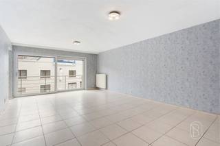 Bent u op zoek naar een ruim appartement te koop in Oostrozebeke op een uitstekende locatie? Dan is dit appartement in het centrum van Oostrozebeke precies wat u zoekt.Dit verzorgde appartement beschikt over twee volwaardige slaapkamers, een lichtrijke leefruimte en een aangenaam terras waar u in alle rust kunt genieten. Bovendien hoort bij het appartement een garage, een absolute meerwaarde die zorgt voor extra comfort en parkeergemak.Dankzij de centrale ligging in Oostrozebeke bevinden winkels, horeca, scholen, openbaar vervoer en andere dagelijkse voorzieningen zich op wandelafstand. Alles wat u nodig heeft, ligt binnen handbereik, waardoor u geniet van optimaal wooncomfort.Dit appartement met twee slaapkamers en garage in Oostrozebeke is ideaal voor starters, koppels, gezinnen, investeerders of wie op zoek is naar een comfortabele woonst op een topligging.Bij het appartement hoort ook een garage die verplicht bij te kopen is voor een prijs van 20.000 euro.Bent u op zoek naar een appartement te koop in Oostrozebeke met terras, garage en een centrale ligging? contacteer luna@immobeguin.be