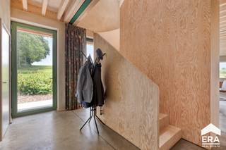 Deze unieke en volledig gerenoveerde schuurwoning is afgewerkt met kwalitatieve en hoogwaardige materialen.Ecologisch gebouwd volgens nieuwste normen...