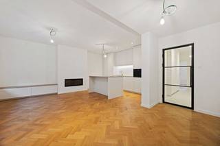 Welkom in dit prachtig gelijkvloers appartement van 115 m² met zuidgericht terras (12 m²) en afgesloten garagebox, gelegen in de Windmolenstraat 28/2 te Hasselt, op wandelafstand van het stadscentrum, winkels, scholen en openbaar vervoer.<br /><br />Het appartement werd volledig vernieuwd met oog voor detail en energiezuinigheid.<br />Via de inkomhal met berging komt u in de ruime leefruimte met een echte parketvloer, haard en ingebouwde LED-verlichting. De open keuken met kwalitatieve toestellen sluit perfect aan op de eetruimte. Via een van de slaapkamers heeft u toegang tot het ruime zuid-gerichte terras.<br /><br />Verder beschikt het appartement over:<br /><br />2 ruime slaapkamers met rolluiken<br /><br />Badkamer met ligbad én douche<br /><br />Apart toilet<br /><br />Airco's<br /><br />Praktische berging / technische ruimte<br /><br />Privatieve kelderberging<br /><br />Technisch is alles vernieuwd: nieuwe leidingen, warmtepomp, triple glas, elektrische rolluiken, goedgekeurde elektriciteit, EPC B.<br />Ook de inkomhallen van het gebouw worden momenteel volledig vernieuwd.<br /><br />De afgesloten garagebox bevindt zich achter het gebouw en is apart te verkrijgen voor € 30.000.<br /><br />Kortom: een instapklaar, stijlvol en energiezuinig appartement met uitstekende ligging vlak bij de kleine ring van Hasselt.<br /><br />