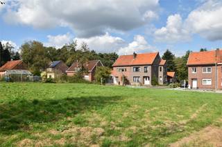 Deze aangename bouwkavel ter realisatie van een halfopen bebouwing, voorzien van de volgende eigenschappen:` nabij natuurgebied Hoefaert` op korte...