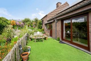 Deze mooie, instapklare woning in open bebouwing bevindt zich in Neervelp, een deelgemeente van Boutersem. De woning biedt heel aangename en heldere leefruimtes op het gelijkvloers, 3 kamers op de verdieping en volwaardige zolder- en kelderverdiepingen. De voortuin is aangelegd en de woning is omgeven door een mooie, naturelle tuin met moestuin, serre en tuinhuis. 

Omvattende:
Gelijkvloers: inkomhal, zit- en eetkamer, keuken en eetplaats, toiletruimte 
Eerste verdieping: nachthal, 3 slaapkamers, badkamer 
Zolderverdieping: 4 compartimenten
Kelderverdieping: wasruimte, bureau en technische ruimte, berging, garage
Oprit, terras en tuin: oprit, aangelegde tuin met terras en tuinhuis

Ligging: de woning bevindt zich in Vertrijk, een deelgemeente van Boutersem, en biedt een bijzonder gunstige bereikbaarheid. Bushaltes zijn vlakbij, de aansluiting met de E40 bevindt zich op 1 km en het station van Vertrijk is op 2,5 km.  

De beschikbaarheid van deze woning is onderling overeen te komen. 

Bekijkt u dit pand via één van onze aanverwante websites, dan verwijzen wij u graag door naar onze eigen website. https://www.itimmo.be/vertijksestraat-21-boutersem
