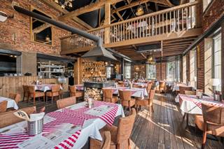 Volledig VERNIEUWD en RUIM handelspand met gezellig restaurant, gelegen op een TOPLOCATIE met uitstekende visibiliteit in centrum Kortrijk. Het...