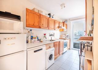 West gericht appartement met zijdelings zeezicht en 1 slaapkamer te koop in de residentie Longchamps. Deze residentie is gelegen in de Van Haelenstraat en geniet een uiterst centrale ligging te Koksijde Bad: vlakbij zee, het openbaar vervoer en het commercieel centrum.<br /><br />Het zonnige appartement werd als volgt ingedeeld: inkomhal | west gerichte en lichtrijke leefruimte met uitgeruste keuken, uitgevend op klein balkon | afzonderlijk toilet met lavabo en kraan | ruime slaapkamer met aanpalende badkamer voorzien van bad en lavabo | balkon aan achterzijde met buitenberging. <br /><br />Er werd reeds een nieuwe (2023) gaswandketel geplaatst en de ramen werden al vervangen (2020) door hoogrendementsglas.<br /><br />Ruime, privatieve kelder en gemeenschappelijke fietsenberging inbegrepen die toegankelijk is via de voorkant van het gebouw! Daarnaast is er een lift aanwezig in de residentie die tot op het verdiep gaat.<br /><br />Houdt u van de zon en van zicht op zee? Contacteer ons dan snel voor een afspraak ter plaatse. 