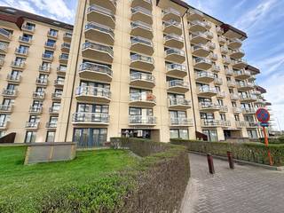 instapklaar en gemeubeld appartement op een uitstekende ligging in Nieuwpoort-Bad, op wandelafstand van het strand, de winkels en het openbaar vervoer.<br />Het appartement omvat een inkomhal met apart toilet, een badkamer met ligbad en lavabo, één slaapkamer en een lichtrijke woonkamer met open, volledig ingerichte keuken. Vanuit de leefruimte heeft u toegang tot het ruime terras.<br />Dit appartement is perfect geschikt als vaste woonst, tweede verblijf of interessante investering aan zee.