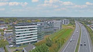 Strategisch gelegen naast de E40 en vlak bij afrit 19 Aalst, bevindt deze kantoorruimte zich op de vierde verdieping van een modern en hoogwaardig kantoorgebouw met uitstekende zichtbaarheid langs de snelweg.<br />De centrale ligging, op korte afstand van het station van Erembodegem, garandeert een vlotte bereikbaarheid met zowel de wagen als het openbaar vervoer.<br /><br />Met een oppervlakte van 205 m² biedt het kantoor een lichtrijke, open werkomgeving die recent werd vernieuwd.<br />De kantoorruimte wordt casco verhuurd, wat ervoor zorgt dat u het kan inrichten naar eigen wensen. Het gebouw is toekomstgericht  en uitgerust met diverse faciliteiten die het werkcomfort verhogen: een gemeenschappelijk onthaal met badgecontrole, een gezellige koffiebar, een restaurant waar u kunt lunchen of vergaderen, en een veilige fietsparking. Daarnaast is er de mogelijkheid om een auditorium te huren.<br /><br />De site beschikt over elektrische laadpalen en een uitstekende parkeerratio van 1/35, wat ruime parkeermogelijkheden biedt voor medewerkers en bezoekers.<br />De kantoorruimte is onmiddellijk beschikbaar, met bovendien alternatieven op dezelfde site voor wie een ander oppervlak wenst.<br /><br />Een stijlvolle en duurzame werkomgeving op een toplocatie, klaar voor de toekomst.<br /><br />Profiteer van deze unieke kans om uw onderneming te vestigen op een toplocatie. Neem vandaag nog contact met ons op voor meer informatie of een bezichtiging!<br /><br />Interesse of vragen over de mogelijkheden?<br />Contacteer <strong>Simon De Goque</strong> op <strong><u>+32  473 37 55 50</u></strong> of <u><strong>simon.dg@kmovastgoed.be</strong></u>.<br />Voor een vrijblijvend gesprek of een bezoek ter plaatse.<br />Wij denken graag met u mee over een oplossing op maat van uw onderneming.