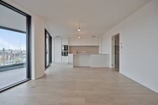 V2R Rivert nieuwbouwappartement ca 96 m² met terras<br /><br />Algemene kenmerken:<br />- nieuwbouwproject op toplocatie in Antwerpen<br />- terras met uniek uitzicht op de Schelde en de jachthaven van Linkeroever <br />- vloerverwarming<br />- verkoop deels onder registratie, deels onder btw<br /><br />Indeling <br />- inkomhal met apart toilet en vestiaire <br />- leefruimte met prachtig zicht op de Schelde<br />- open keuken met kookeiland<br />- berging<br />- terras met schuifdraaisysteem<br />- achteraan 2 slaapkamers<br />- badkamer met ligbad, douche en dubbele lavabo<br /><br /><br />Bent u geïnteresseerd in nieuwbouw, een appartement of woning te koop in Antwerpen? Aarzel dan niet om ons te contacteren.<br />Had u graag uw eigen eigendom te koop aangeboden contacteer ons dan voor een vrijblijvende schatting, telefonisch op het nummer 03/206.76.76 of per mail naar antwerpen@dewaele.com. Ook voor alle andere vragen omtrent vastgoed, kopen of verkopen in Antwerpen kan u steeds bij ons terecht!<br />