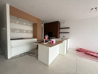 Ontdek dit prachtig appartement op een toplocatie in het hart van Tielt. Het appartement wordt volledig afgewerkt met zéér kwalitatieve materialen en onderdelen. <br /><br />De ligging is een absolute troef: centraal, op wandelafstand van de Markt van Tielt, en toch geniet u van een rustig woonomgeving in Residentie Noë. <br /><br />Indeling: <br />U komt binnen in een ruimte leefruimte met open keuken (volledig geïnstalleerd). Vanuit de leefruimte heeft u toegang tot het aangenaam, overdekt terras. Verder beschikt het appartement over een praktische berging, nachthal, twee volwaardige slaapkamers, een luxueuze badkamer en apart gastentoilet. <br /><br />Bij het appartement hoort bovendien een autostaanplaats, private berging en drie fietsstaanplaatsen.<br /><br />Het appartement is beschikbaar na voltooiing van de werken (verlichting, schilderen, gordijnen,...)<br />De huurprijs is exclusief de gemeenschappelijke kosten. <br /><br />Bent u op zoek naar een kwalitatief en luxueus appartement in het centrum van Tielt? Grijp dan deze unieke kans en neem vandaag nog contact met ons op voor een bezoek!<br /><br />EPB in opmaak.