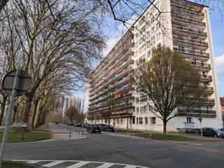 PRACHTIG NET GERENOVEERD APPARTEMENT OP LINKEROEVER!!!<br /> <br />Geniet van een unieke uitzicht op Shelde, MAS en omringende groen vanaf dit prachtige appartement <br />op de 4de verdiep van de Vermeylenlaan.<br /><br />Gebouw bevind zich op het einde van de straat en omr ingd door Sint Anna bos en Esmoreit Park wat bied rust groen , mogelijkheiden om te wandelen sporten enz... Ook Sint Anneke hebben wij achter den hoek.<br /><br />- Appartement gelegen op achtekent van het gebouw en langs gehele lengte van app. hebben jullie <br /> balkon van 15 m;<br />- 2 volwaardige slk;<br />- volledig geinstallerde keuken ( combi oven, iductie, vatwasser, dampkap, koelkast met diepvries. Alles van <br /> merk Bauknecht);<br />-badkamer met inloopdouche, sanitair -merk Geberit, Grohe, solidsurface...<br />-nieuwe ramen sinds december 2025;<br />-ook electriciteit sinds 1 februari 2026 ;<br />-Nieuwe EPC attest in aanvraag, (maar oude EPC nog voor de plaatsing van de ramen was B°);<br />-veeeeel parkeergelegenheid in de buurt maar ook achter gebouw hebt u privatieve parking met slagboom.<br /><br />Jullie mogen langskomen en bekijken dit prachtige appartement iedere dag, iedere gepaste moment voor jullie...omdat wij wonen ook in dit gebouw, Appartement was voorzien voor zoon, maar zijn plannen is gewijzijgd....<br /><br />0495 35 25 85