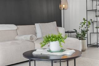 <p>Deze recente halfopen bebouwing uit 2022 is gelegen op een rustige en groene locatie en biedt een aangename combinatie van ruimte, comfort en energiezuinig wonen. Dankzij de grote raampartijen geniet de woning van een mooie natuurlijke lichtinval en zorgt de open indeling voor een ruimtelijk gevoel. Met een <strong>EPC-label A</strong> bent u bovendien verzekerd van een energiezuinige woning.</p><p>Via de inkom komt u binnen in de ruime leefruimte, waar de zithoek mooi overgaat in de eetruimte en de volledig geïnstalleerde keuken. De keuken vormt een centraal geheel met de leefruimte en biedt een aangename plek om dagelijks te koken en samen te zijn. Aansluitend bevindt zich een praktische berging. Verder beschikt het gelijkvloers over een afzonderlijk toilet en heeft u vanuit de leefruimte toegang tot de <strong>ruime tuin</strong>, waar u in alle rust van de groene omgeving kunt genieten.</p><p>Op de eerste verdieping bevinden zich <strong>drie volwaardige slaapkamers</strong>. Daarnaast is er een tweede praktische berging en een moderne badkamer met <strong>inloopdouche, ligbad en wastafel</strong>.</p><p>De combinatie van het <strong>recente bouwjaar, de lichtrijke leefruimtes, drie slaapkamers, ruime tuin en het uitstekende EPC-label A</strong> maakt van deze woning een comfortabele en instapklare thuis. Bovendien geniet u hier van een bijzonder rustige ligging, omgeven door groen, terwijl u toch alle dagelijkse voorzieningen binnen handbereik heeft.</p><p><strong>Een moderne woning waar rust, ruimte en comfort mooi samenkomen.</strong></p><p>De woning is beschikbaar vanaf 1 september 2027.</p><p>Interesse?</p>