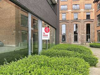 Dit instapklare, lichtrijke kantoor te huur bevindt zich nabij Dok Noord en Gent-Dampoort, vlak naast de hippe herontwikkelde textielfabriek The...